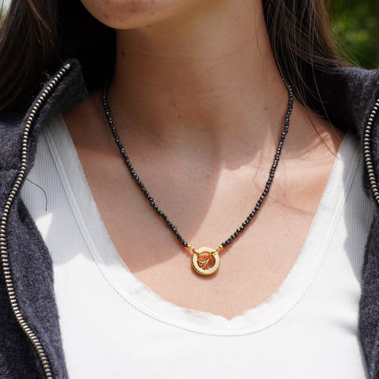 FLOWER BLOSSOM PEBBLES NECKLACE - BLACK SHINY MARBEL