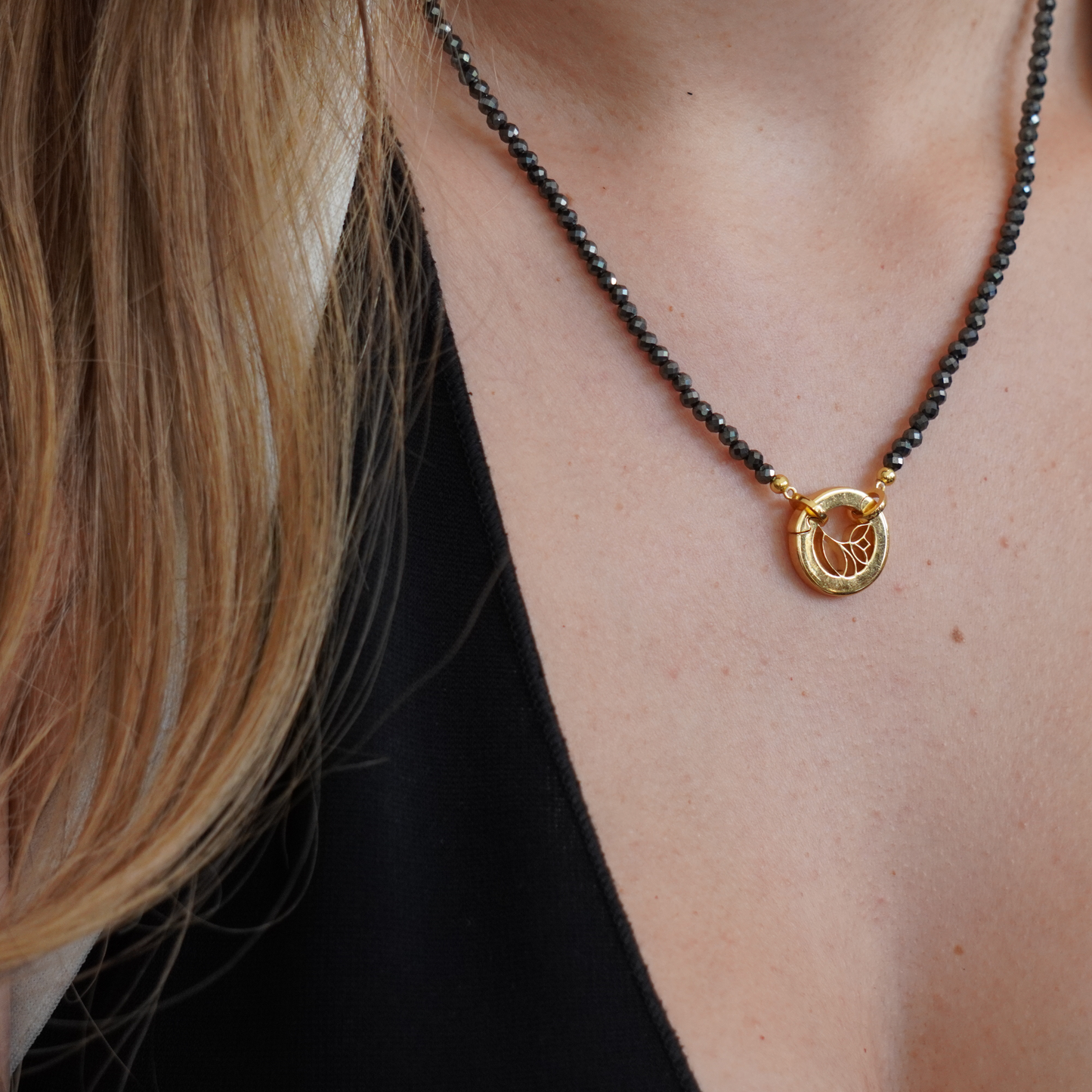 FLOWER BLOSSOM PEBBLES NECKLACE - BLACK SHINY MARBEL